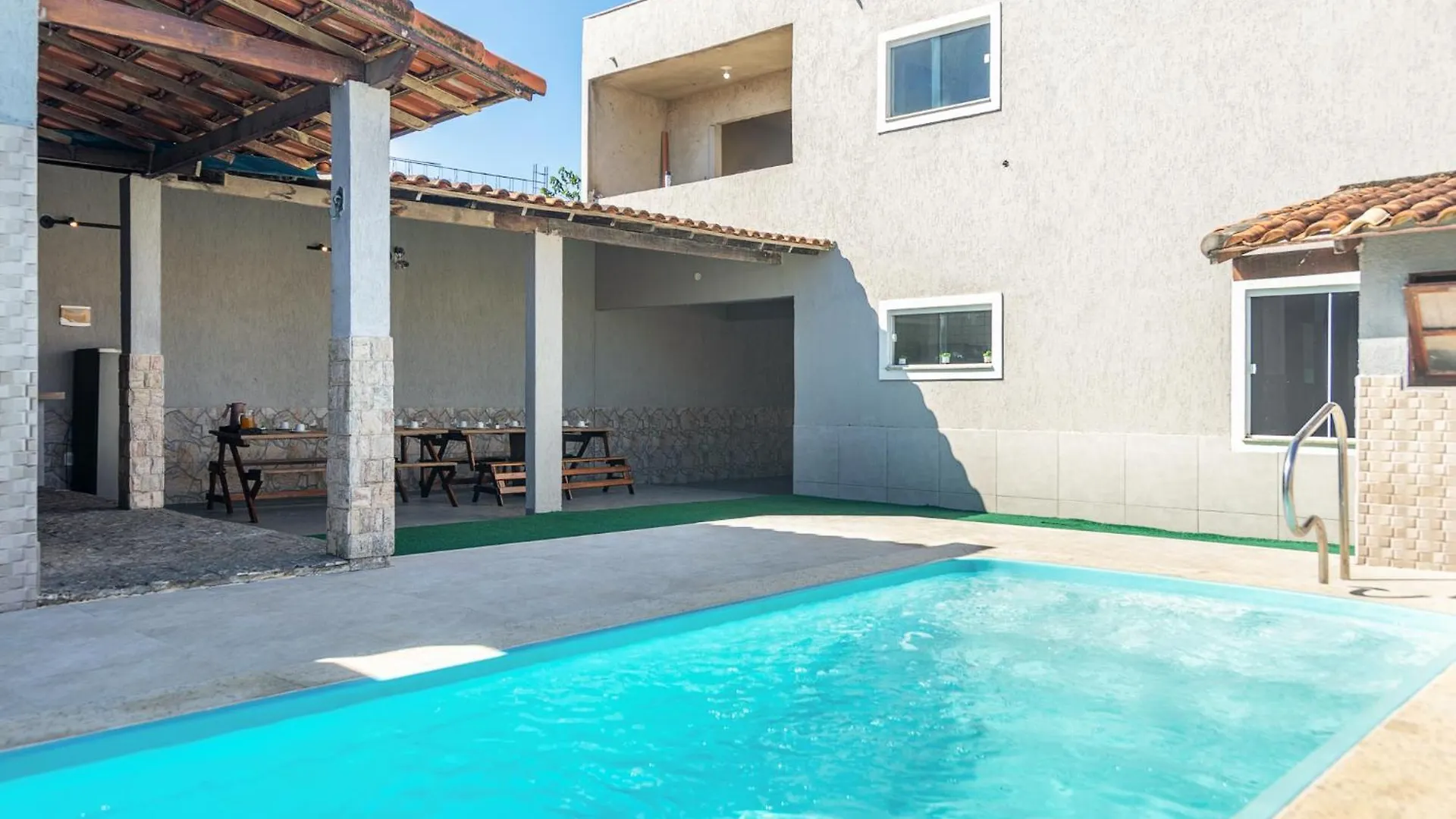 Casa de Férias Refugio Tropical Casa De Praia Com Piscina Aquecida E 4 Suites E Garagem 3 Carros, 800 Mtrs Da Praia Internet 700 Mbps, Condominio Privado Com Pista De Skate , Quadra De Futevolei , Campos E Quadras De Futebol! Cabo Frio