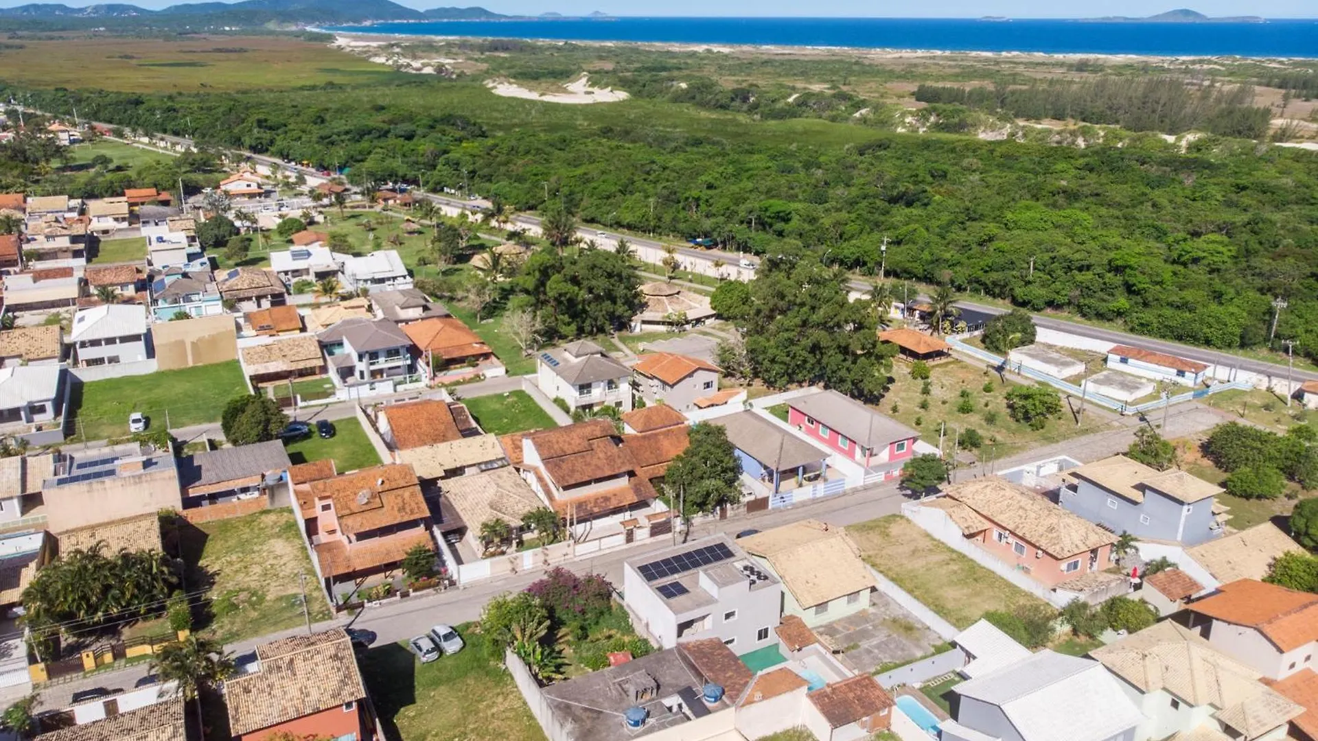 Refugio Tropical Casa De Praia Com Piscina Aquecida E 4 Suites E Garagem 3 Carros, 800 Mtrs Da Praia Internet 700 Mbps, Condominio Privado Com Pista De Skate , Quadra De Futevolei , Campos E Quadras De Futebol! Cabo Frio Casa de Férias