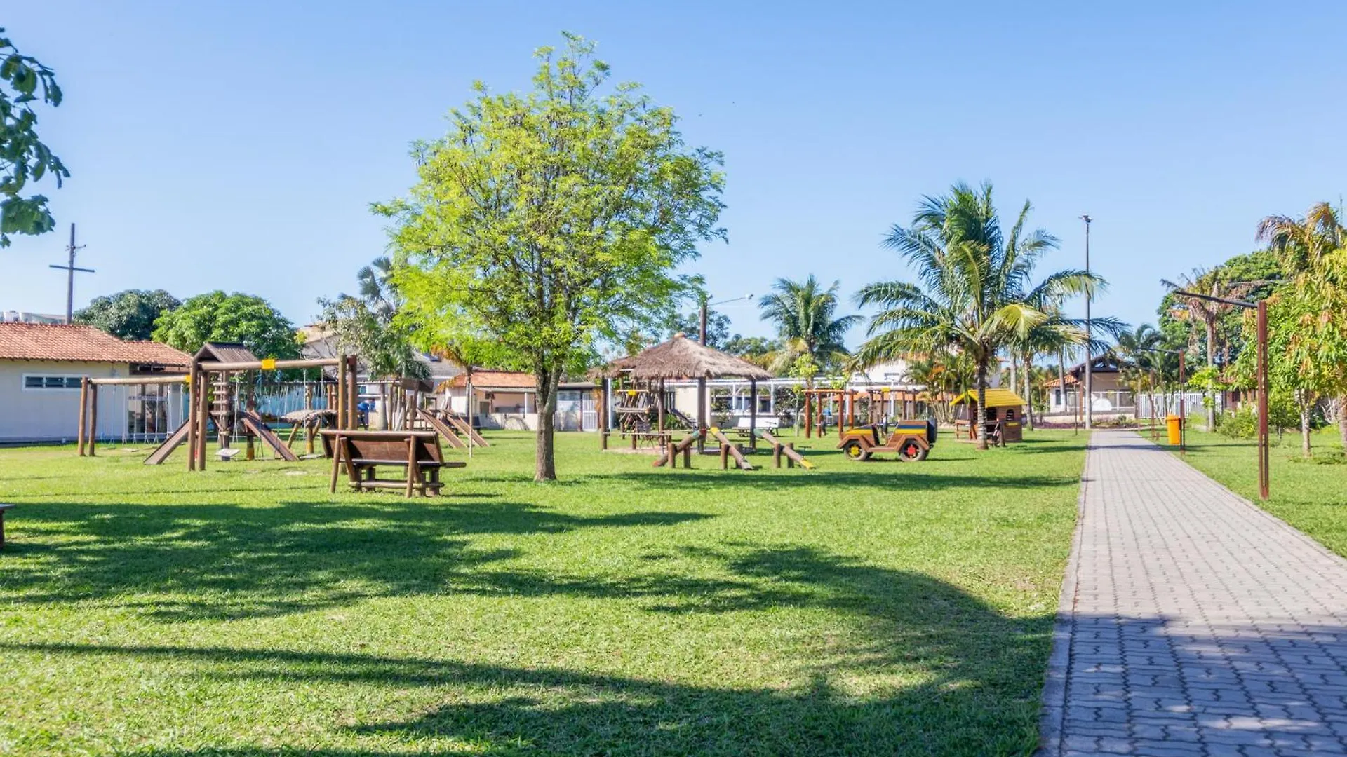 Casa de Férias Refugio Tropical Casa De Praia Com Piscina Aquecida E 4 Suites E Garagem 3 Carros, 800 Mtrs Da Praia Internet 700 Mbps, Condominio Privado Com Pista De Skate , Quadra De Futevolei , Campos E Quadras De Futebol! Cabo Frio Brasil