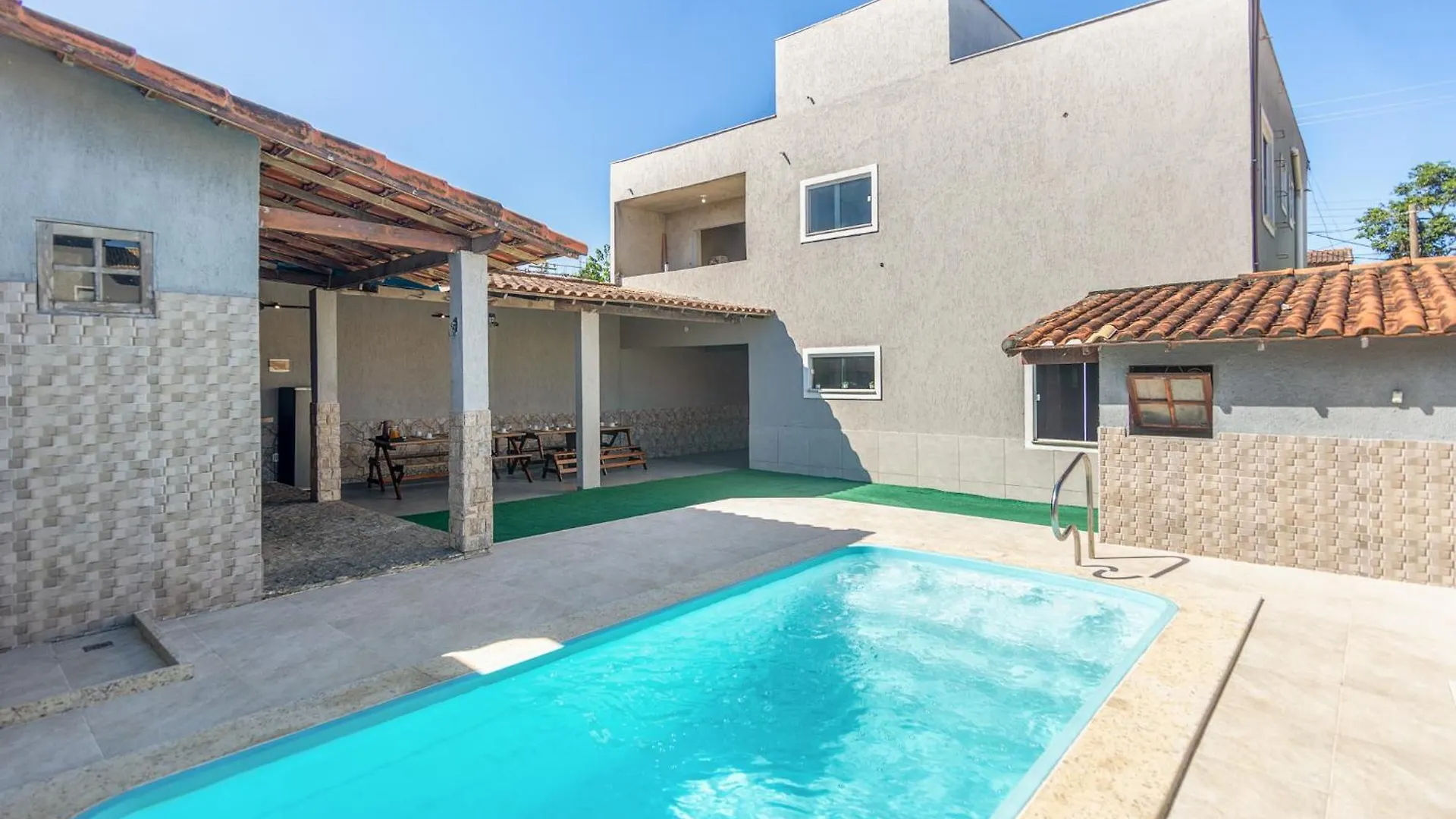 Refugio Tropical Casa De Praia Com Piscina Aquecida E 4 Suites E Garagem 3 Carros, 800 Mtrs Da Praia Internet 700 Mbps, Condominio Privado Com Pista De Skate , Quadra De Futevolei , Campos E Quadras De Futebol! Cabo Frio 0*,  Brasil