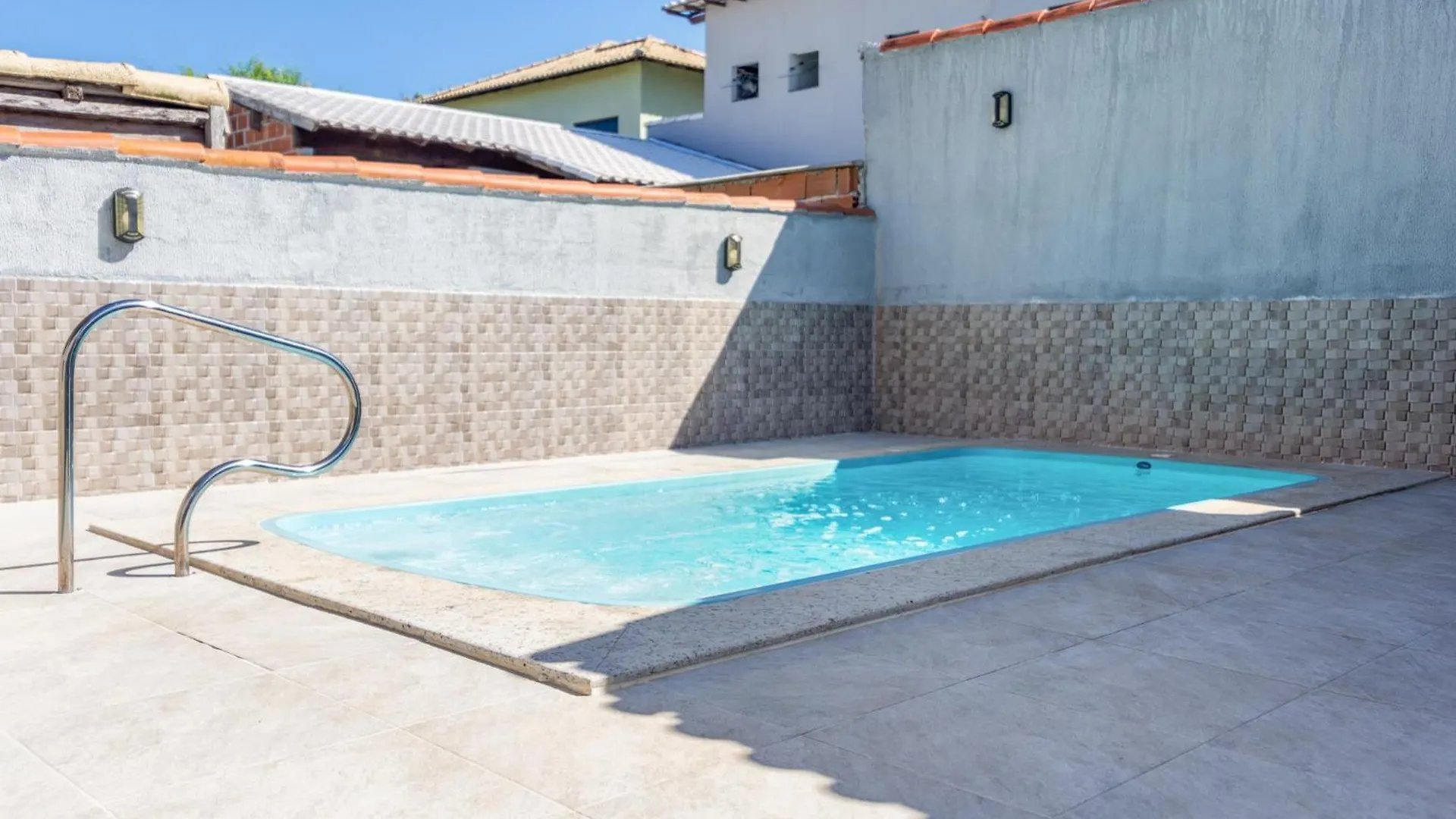 Refugio Tropical Casa De Praia Com Piscina Aquecida E 4 Suites E Garagem 3 Carros, 800 Mtrs Da Praia Internet 700 Mbps, Condominio Privado Com Pista De Skate , Quadra De Futevolei , Campos E Quadras De Futebol! カボ・フリオ 別荘